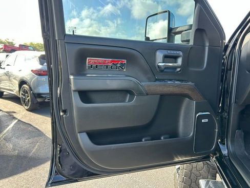 Used 2018 GMC Sierra 2500 Denali w/ Duramax Plus Package AWD/4WD image 12