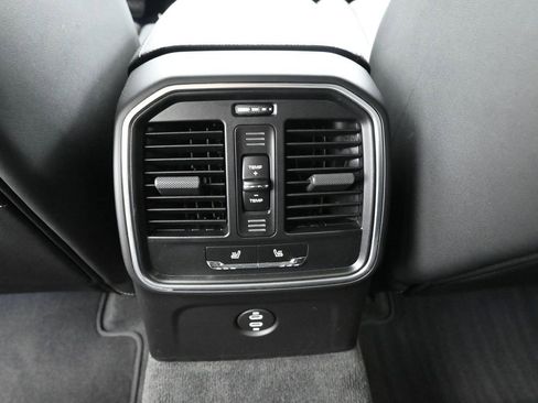 Certified 2025 Porsche Macan AWD/4WD image 18
