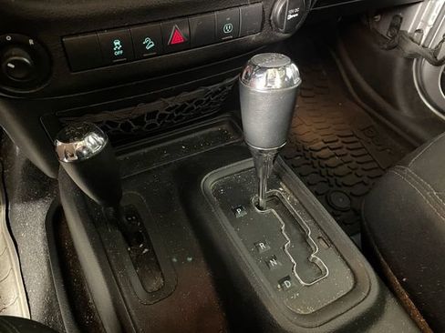 Used 2018 Jeep Wrangler Unlimited Sahara w/ Connectivity Group AWD/4WD image 9