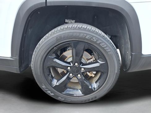 Used 2023 Jeep Grand Cherokee L Laredo image 25