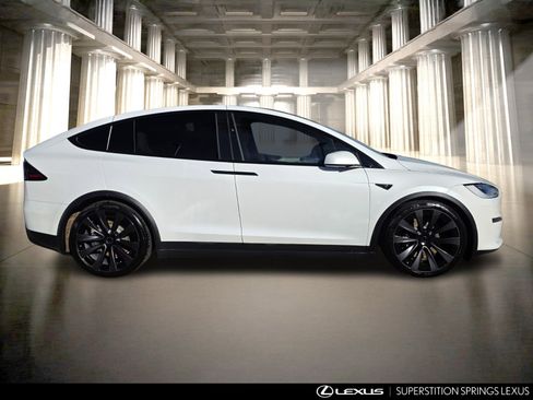 Used 2022 Tesla Model X Plaid image 3