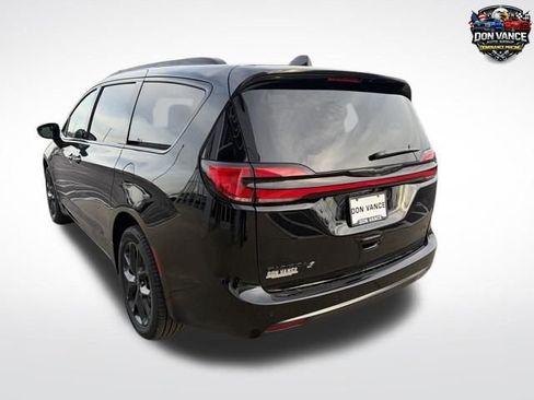 New 2026 Chrysler Pacifica Select w/ S Appearance Package image 3