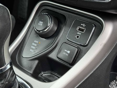 Used 2018 Jeep Compass Latitude w/ Popular Equipment Group AWD/4WD image 18