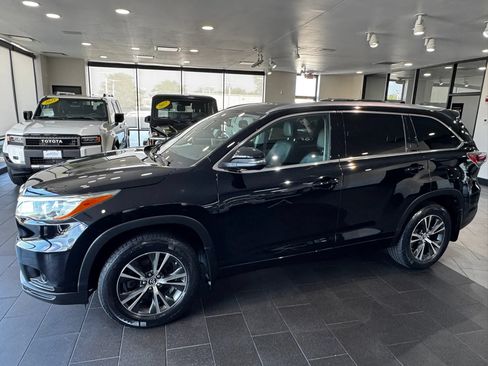 Used 2016 Toyota Highlander XLE AWD/4WD image 2