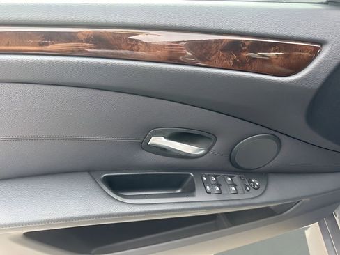Used 2010 BMW 550i Sedan image 25