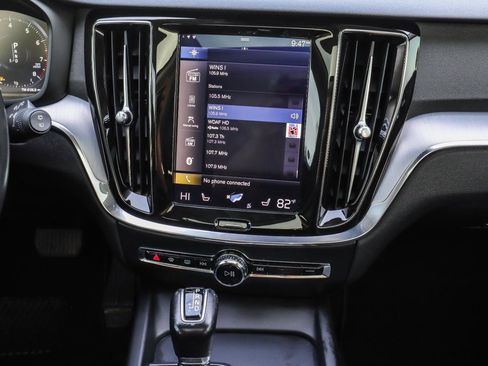 Used 2020 Volvo V60 T5 Cross Country image 29