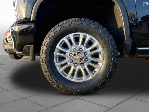 Used 2022 Chevrolet Silverado 3500 High Country w/ Technology Package AWD/4WD image 11
