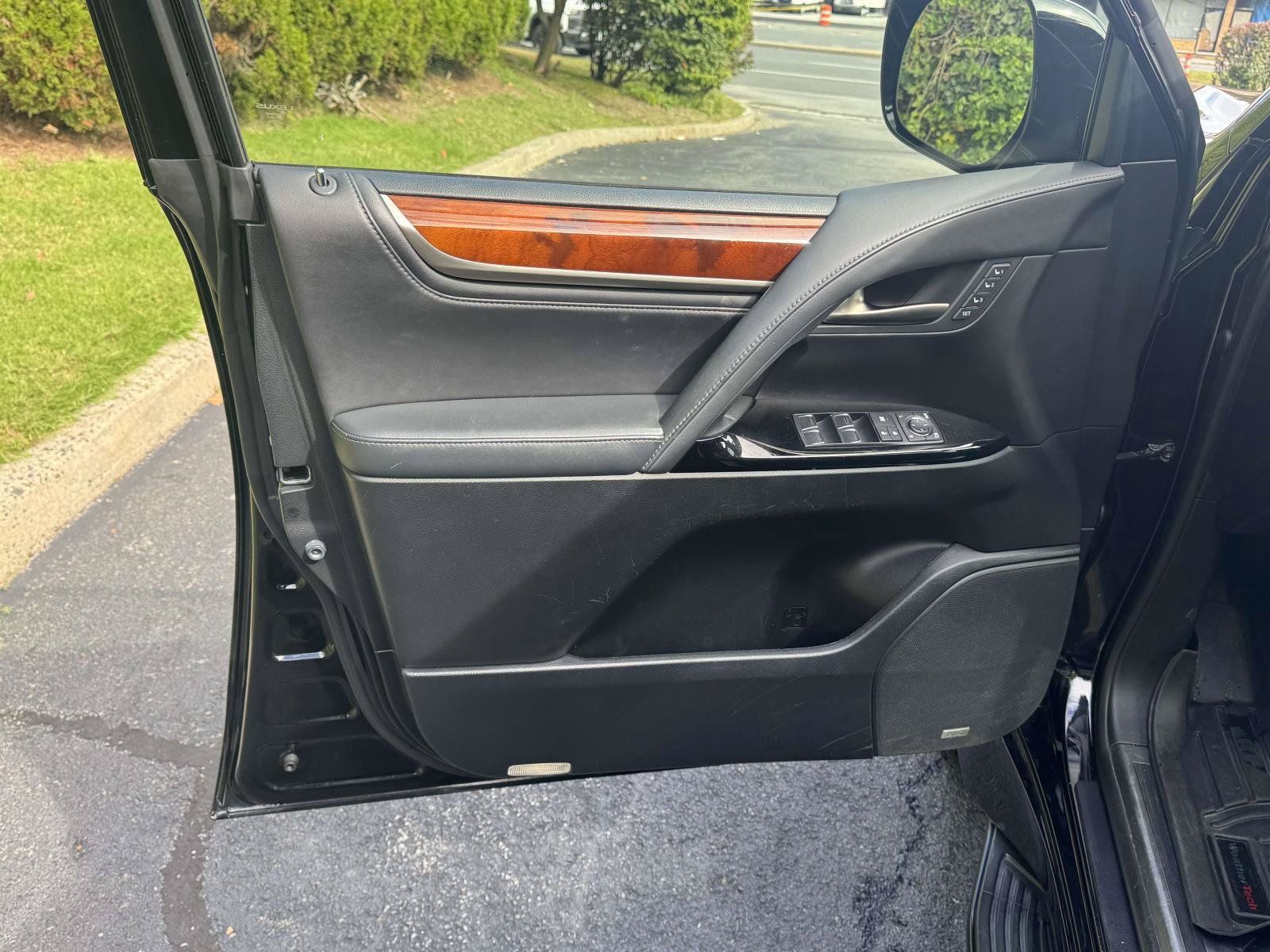 Used 2017 Lexus LX 570 4WD w/ Luxury Package image 16