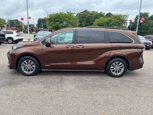 Used 2021 Toyota Sienna XLE w/ XLE Plus Package AWD/4WD image 4