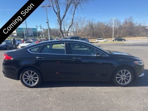 Used 2017 Ford Fusion SE w/ Fusion SE Technology Package image 4