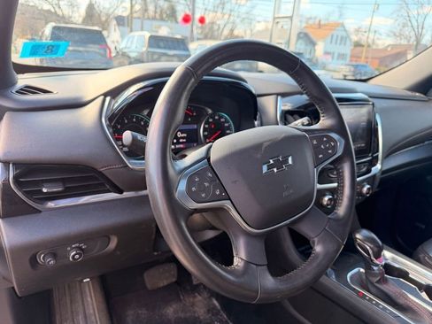Used 2022 Chevrolet Traverse RS image 9
