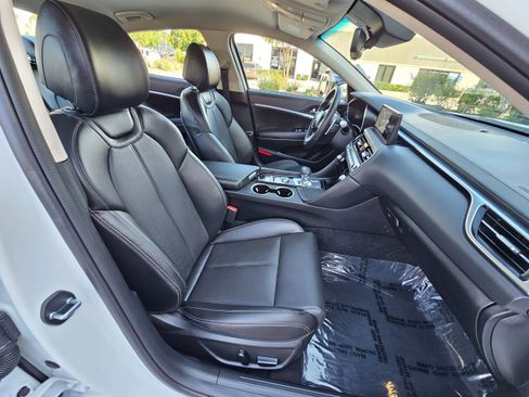 Used 2025 Genesis G70 2.5T image 34