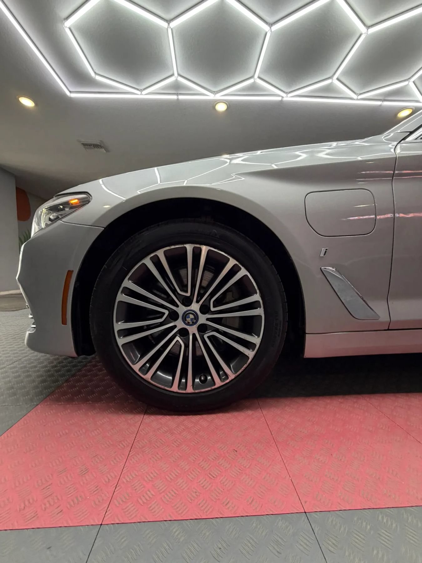 Used 2018 BMW 530e w/ Premium Package 2 RWD image 40
