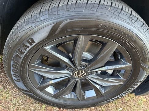 Used 2024 Volkswagen Tiguan SE FWD image 16