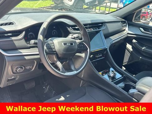 Used 2025 Jeep Grand Cherokee Laredo X RWD image 13