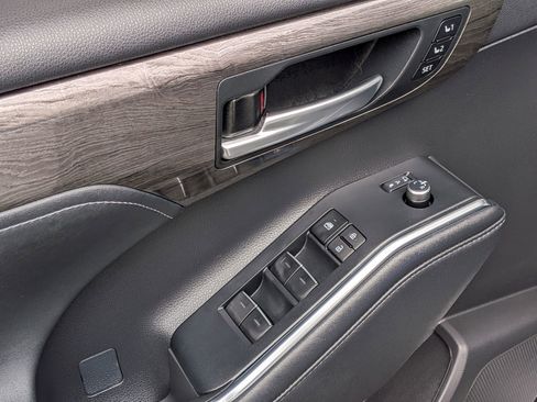 Certified 2024 Toyota Highlander Limited FWD image 9