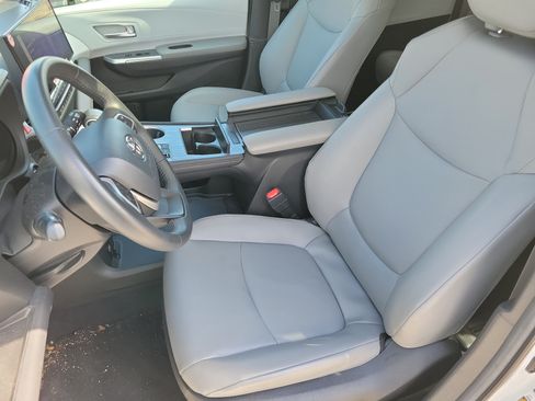 Used 2025 Toyota Sienna XLE FWD image 17