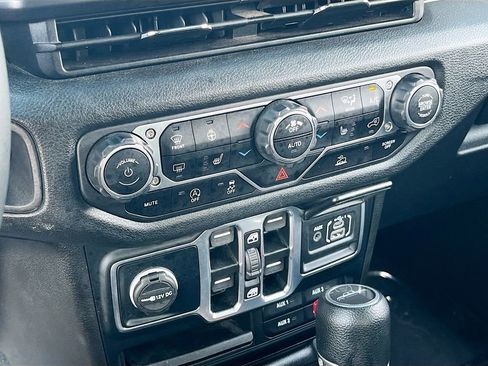 Certified 2024 Jeep Gladiator Sport AWD/4WD image 16
