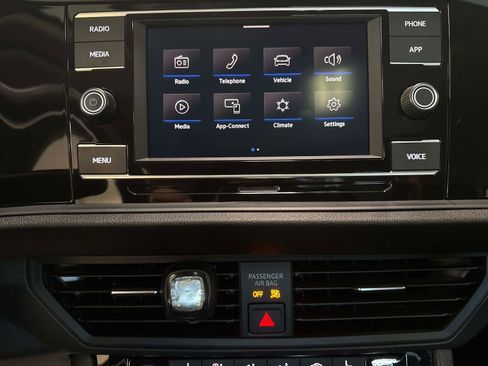 Used 2020 Volkswagen Jetta SE image 24