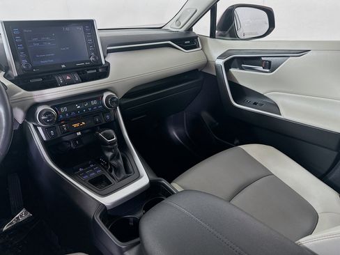 Used 2020 Toyota RAV4 XLE Premium image 22