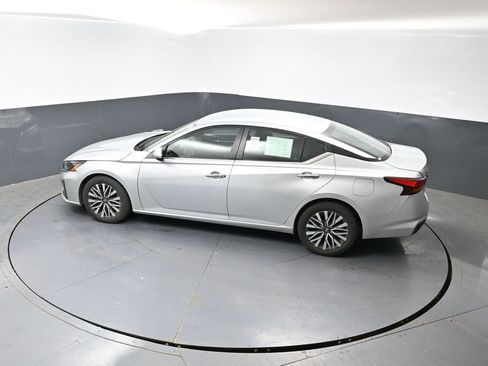Used 2023 Nissan Altima 2.5 SV FWD image 41
