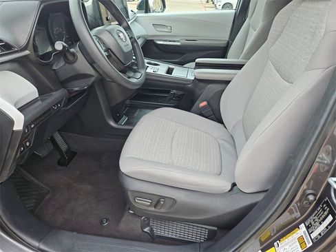 Used 2025 Toyota Sienna LE image 11