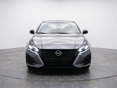 Used 2025 Nissan Altima 2.5 SV FWD image 2
