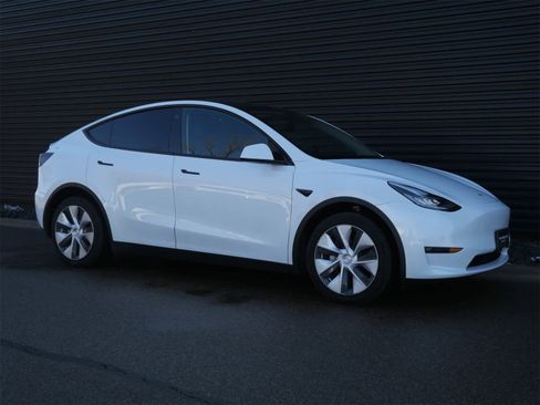 Used 2022 Tesla Model Y Long Range image 28