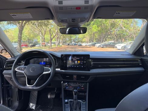 Used 2025 Volkswagen Jetta SE image 28