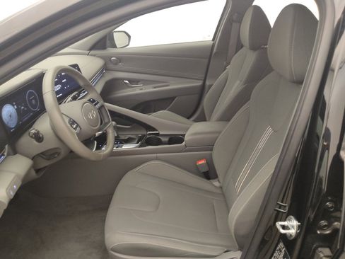 Used 2025 Hyundai Elantra SEL FWD image 17