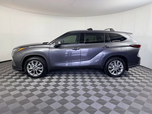 Used 2024 Toyota Highlander Limited FWD image 11