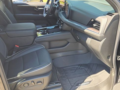 Used 2025 Chevrolet Suburban Premier image 10