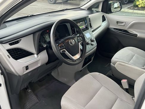 Used 2017 Toyota Sienna L image 12