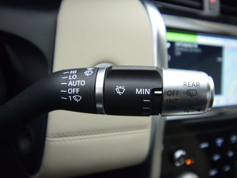 Used 2020 Land Rover Discovery Sport SE image 37