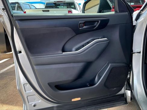 Used 2025 Toyota Highlander LE image 24