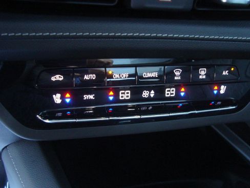 Used 2023 Buick Envision Avenir image 43