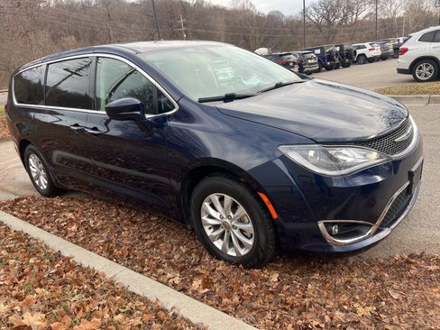 Used 2019 Chrysler Pacifica Touring Plus w/ Cold Weather Group image 3