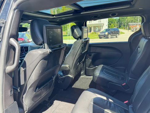 Used 2020 Chrysler Pacifica Touring-L Plus w/ Advanced Safetytec Group FWD image 33