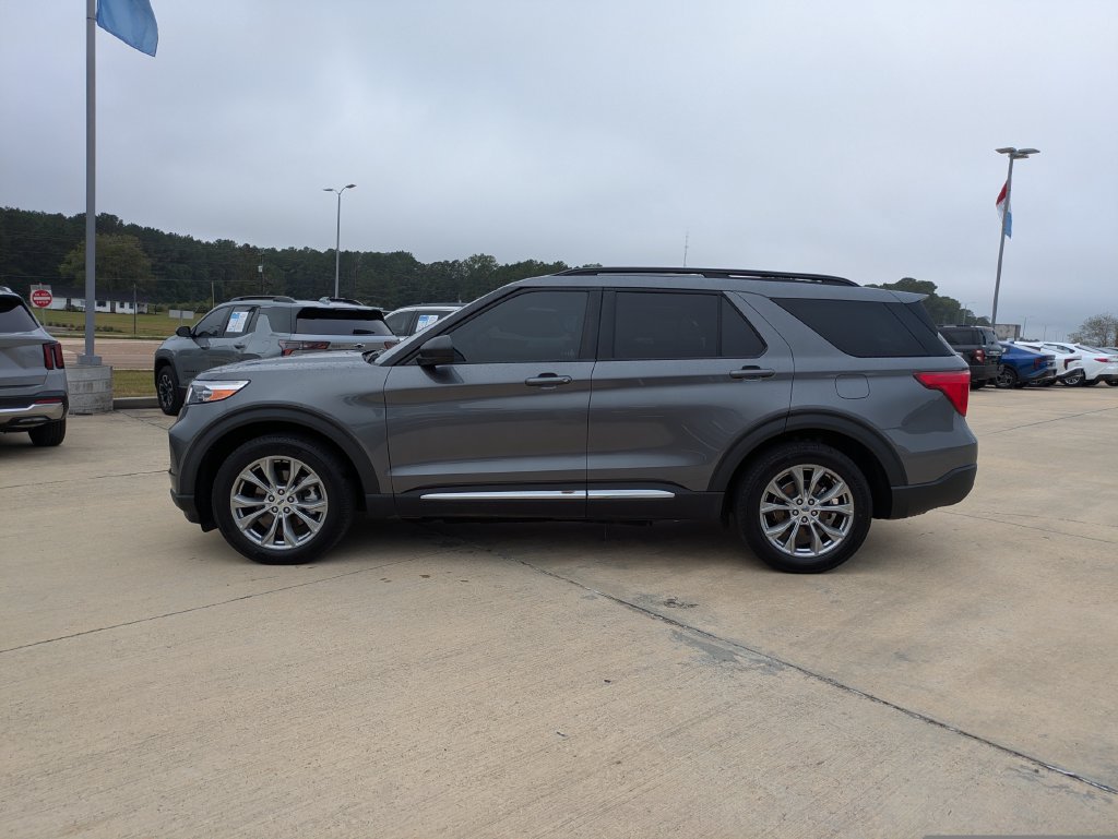 Used 2023 Ford Explorer XLT w/ Equipment Group 202A RWD image 2