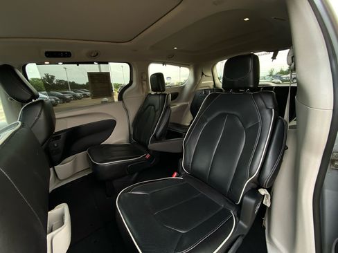 Used 2023 Chrysler Pacifica Limited FWD image 11
