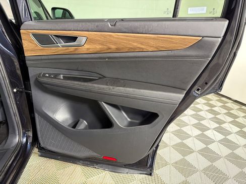 Used 2025 Volkswagen Atlas SE image 16