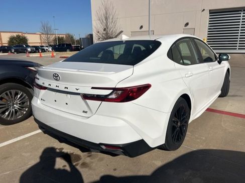 Used 2025 Toyota Camry SE image 3