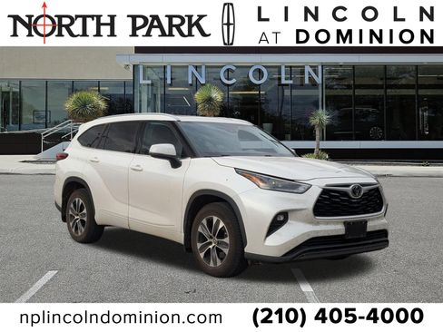 Used 2021 Toyota Highlander XLE AWD/4WD image 1