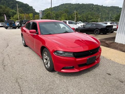 Used 2015 Dodge Charger SXT RWD image 3