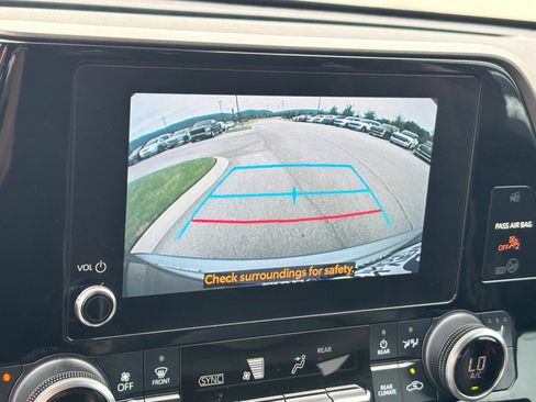 Used 2023 Toyota Highlander XLE AWD/4WD image 22