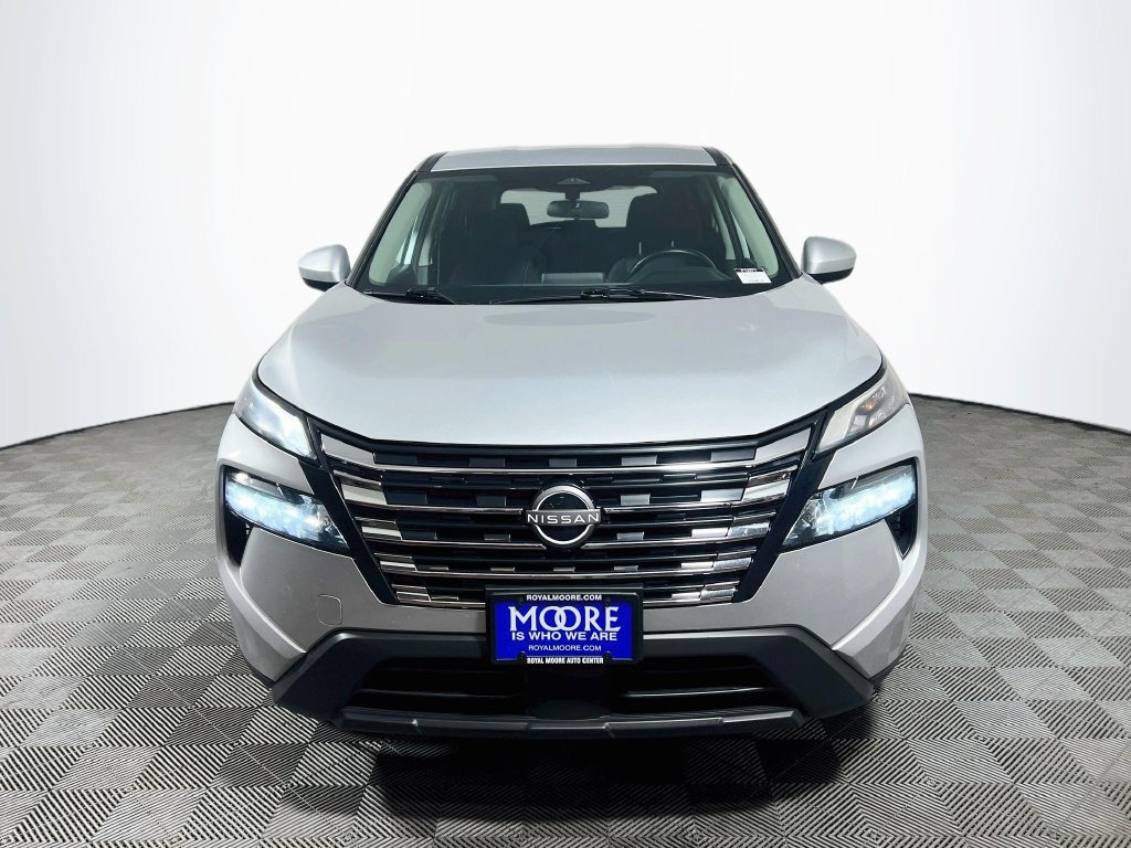 Used 2025 Nissan Rogue SV AWD/4WD image 2