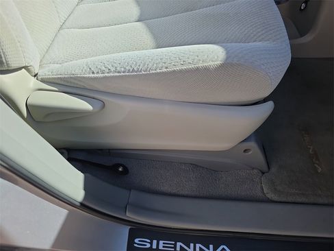 Used 2011 Toyota Sienna LE image 38