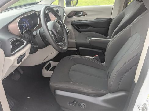 Used 2023 Chrysler Voyager LX FWD image 12