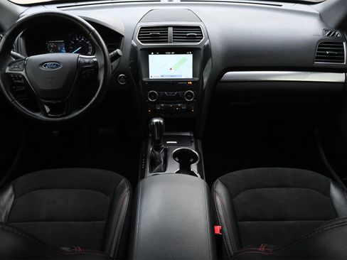 Used 2019 Ford Explorer XLT w/ Equipment Group 202A image 7