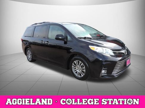 Used 2019 Toyota Sienna XLE w/ XLE Navigation Package FWD image 3